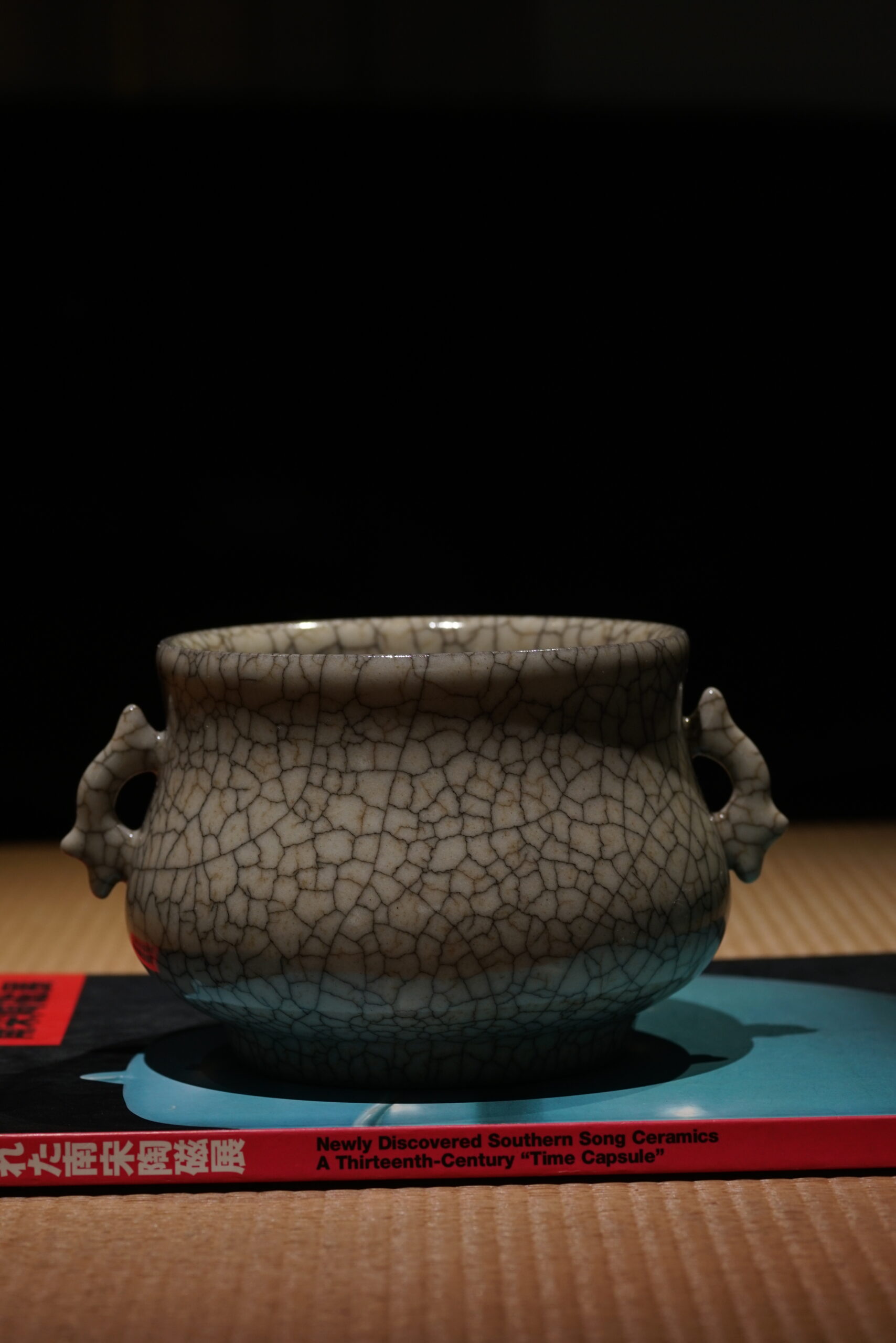 传世哥窑 支钉龙耳炉