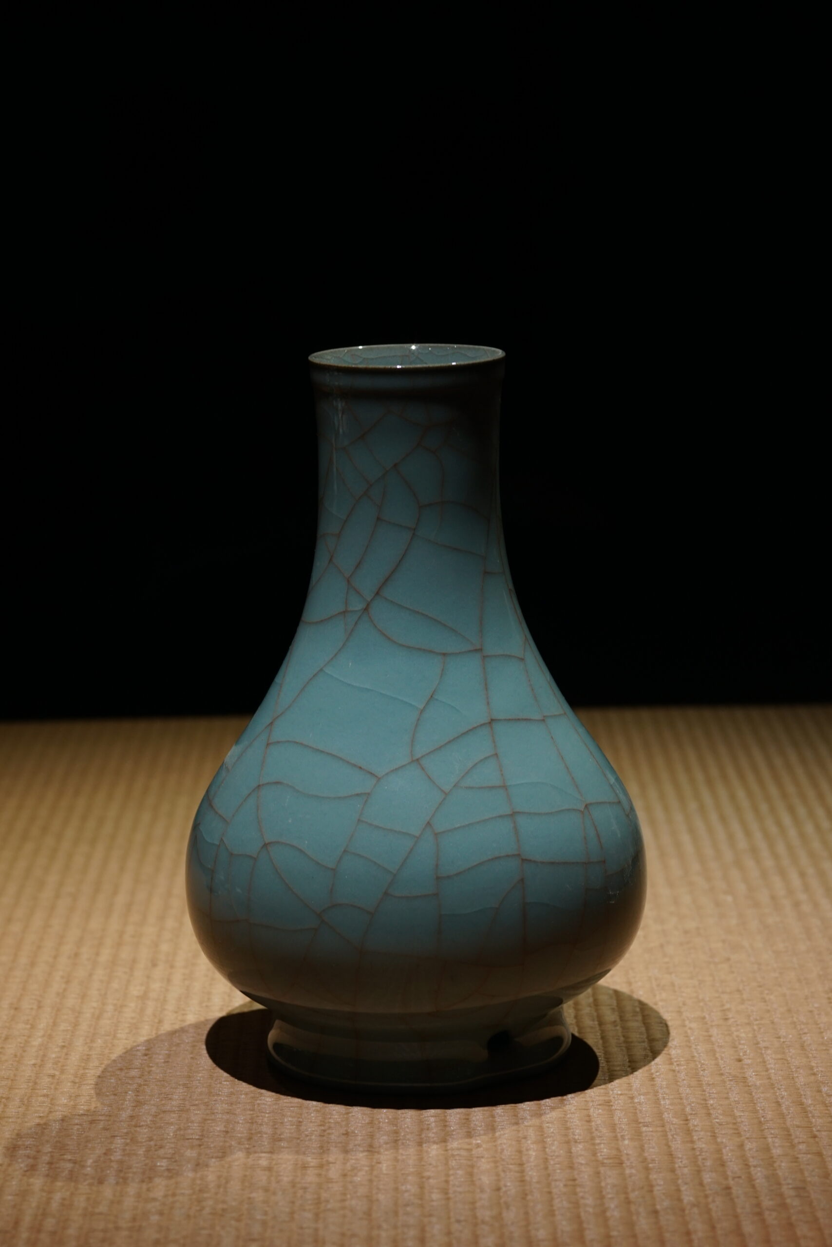 黑胎哥窑 穿带瓶