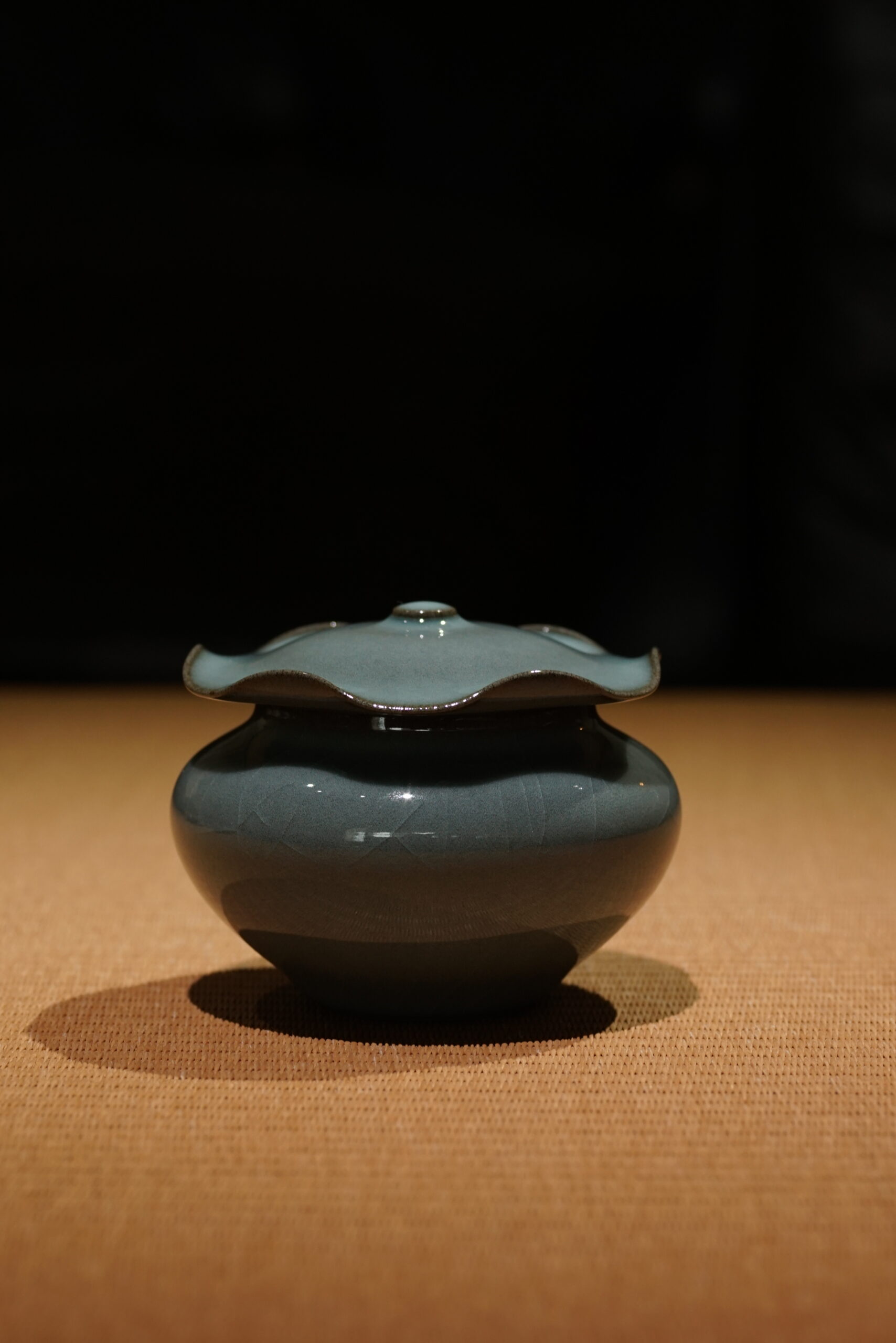 铁胎哥窑 荷叶盖罐